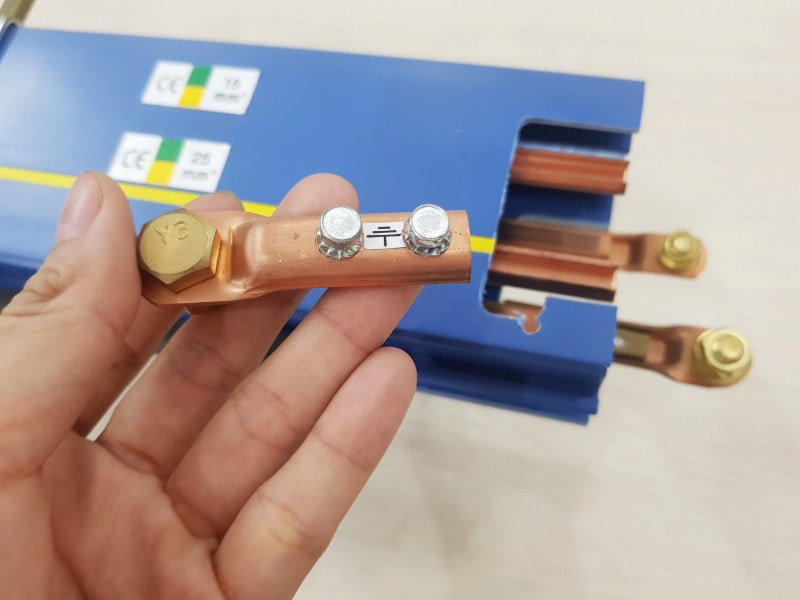 Công ty TNHH MTT Hàn Quốc Hộp cấp nguồn điện cuối ray hộp kín 